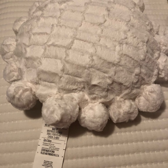 Throw Pillow - White Faux Fur Sun/Flower Pillow - Picture 3 of 4